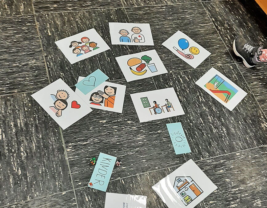 Viele bunte Karten liegen auf dem Fußboden