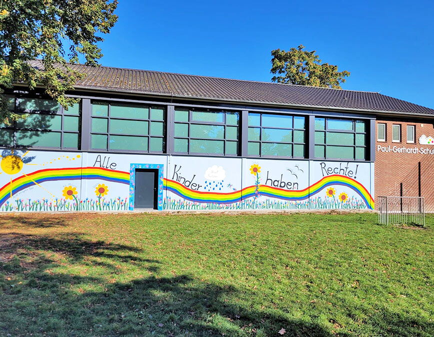 Paul-Gerhardt-Schule mit bunt bemalter Gebäudewand "Alle Kinder haben Rechte!"