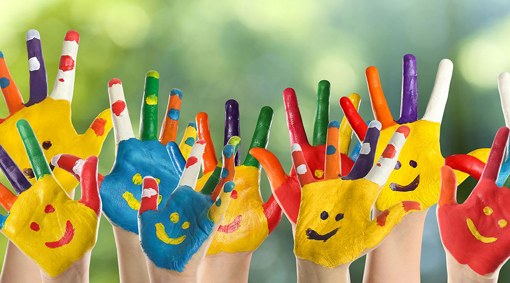 Viele bunte Hände mit Fingermalfarbe