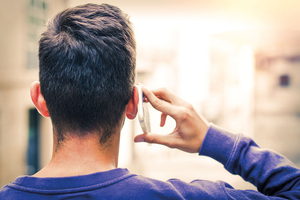 Telefonierender Mann von hinten betrachtet