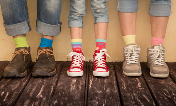 Beine und Füße von Eltern mit Kind